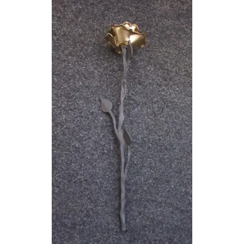 Sběratelství Kovaná růže s květem ve zlaté barvě