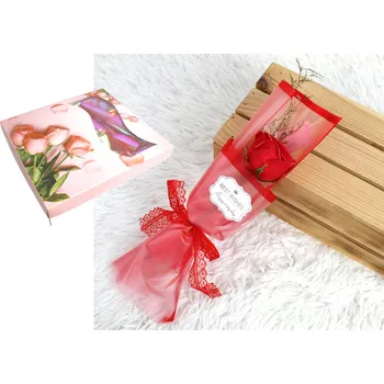 umělá květina Mýdlová růže k Valentýnu s krajkovou mašlí v fólii 34 cm ČERVENÁ