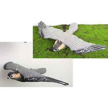 umělá květina Umělý pták – plastový SOKOL závěsný 54x36x9 cm