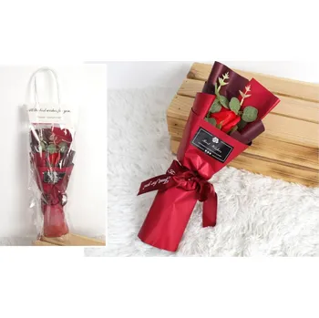 umělá květina Dárek RŮŽE v červeném rožku 30 cm