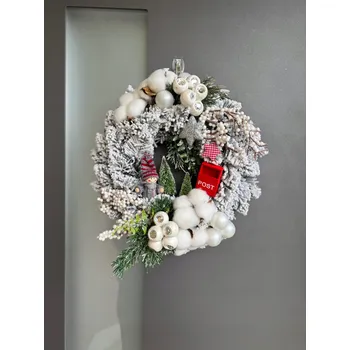 Věnec Vánoční ozdobný věnec s sobíky – zasněžená vánoční dekorace