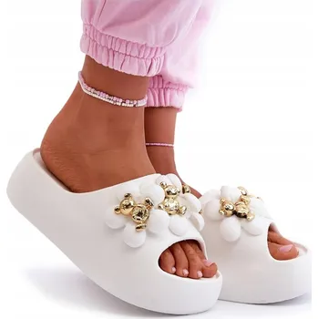 Dámské pantofle NAZOUVÁKY DÁMSKÉ LEHKÉ PĚNOVÉ S OZDOBAMI NA SILNÉ PODRÁŽCE BÍLÉ 36/37