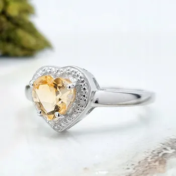 Prsten STŘÍBRNÝ PRSTÝNEK S PŘÍRODNÍM CITRÍNEM A DIAMANTY