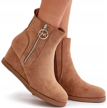 Dámská obuv DÁMSKÉ KOTNÍKOVÉ BOTY Z EKO SEMIŠE NA KLÍNKU SE ZLATÝM ZIPEM CAMEL 40