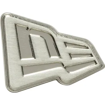 Zimní čelenka Připínáček New Era - Branded Cap Pin - Silver Flag - Silver velikost One Size (56-59 cm)