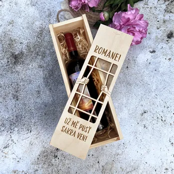 Dárková krabička Dřevia Dřevěná krabička na víno - Už mě pusť sakra ven, se jménem Dřevitá výplň ZDARMA