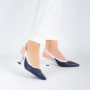 Dámské lodičky Dámské modro-bílé kožené lodičky s mašlovou perforací a tvarovaným podpatkem Letizia Velikost: 37