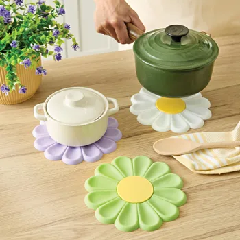 Kuchyňský mlýnek 3Pagen 3 tepelně odolné silikonové podložky Květina Každá o průměru 17 cm, tloušťka 0,7 cm.