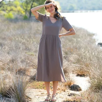 Dámské šaty Mušelínové rozšířené midi šaty s výstřihem do V hnědošedá 50