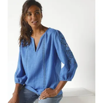 Dámská halenka Jednobarevná halenka s macramé a ažurovou výšivkou modrá 40