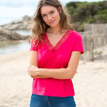 Dámské tričko Tričko s výstřihem do V a krajkou malinová 54