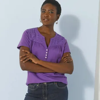 Dámské tričko Tričko s výstřihem na knoflíčky, krátkými rukávy a madeirou fialová 34/36