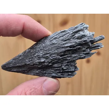 Přírodní kámen Kyanit disten černý přírodní 50g Brazílie