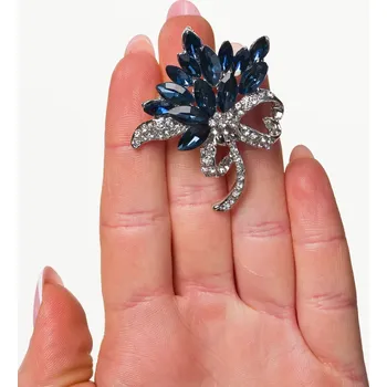 Brož Camerazar Brož s kubickými zirkony a krystaly v designu stříbrné kytice