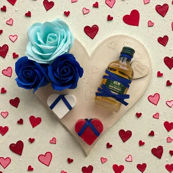 Dárková krabička Dárkové srdce „Krásný Valentýn" s mýdlovými růžemi, mýdly a whiskey Tullamore D.E.W. (verze 2)