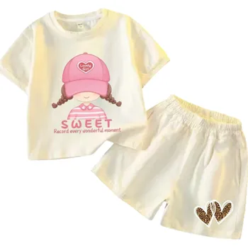 Dívčí letní set tričko s krátkým rukávem a kratasy se srdíčkem Výstřih do O Potisk dívky s kšiltofkou Pohodlný komplet béžova 5