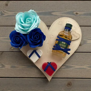 Dárkové srdce „Miluji tě“ s mýdlovými růžemi, mýdly a whiskey Tullamore D.E.W. (verze 2)