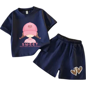 Dívčí letní set tričko s krátkým rukávem a kratasy se srdíčkem Výstřih do O Potisk dívky s kšiltofkou Pohodlný komplet tmavě modrá 4