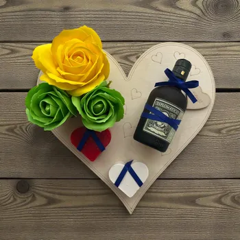 Dárková krabička Dárkové srdce „Děkuji“ z březové překližky s mýdlovými růžemi, mýdly malina & kokos a rumem Diplomático Reserva Exclusiva 12YO – 0,05 l, 40 % alkoholu