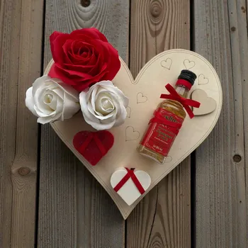 Dárkové srdce z březové překližky – bez textu nebo s vlastním textem, s mýdlovými růžemi, mýdly malina & kokos a whiskey Jack Daniel’s Fire – 0,05 l, 35 % alkoholu (verze 2)