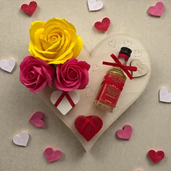 Likér Dárkové srdce „Krásný Valentýn“ z březové překližky s mýdlovými růžemi, mýdly malina & kokos a whiskey Jack Daniel’s Fire – 0,05 l, 35 % alkoholu
