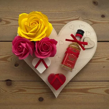 Likér Dárkové srdce „Jen pro tebe“ z březové překližky s mýdlovými růžemi, mýdly malina & kokos a whiskey Jack Daniel’s Fire – 0,05 l, 35 % alkoholu