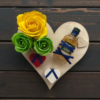 Dárková krabička Dárkové srdce „Děkuji“ s mýdlovými růžemi, mýdly a whiskey Tullamore D.E.W.