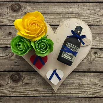 Dárková krabička Dárkové srdce „Jen pro tebe“ z březové překližky s mýdlovými růžemi, mýdly malina & kokos a rumem Diplomático Reserva Exclusiva 12YO – 0,05 l, 40 % alkoholu