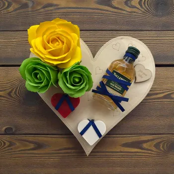 Dárkové srdce „Jen pro tebe“ s mýdlovými růžemi, mýdly a whiskey Tullamore D.E.W. (verze 2)