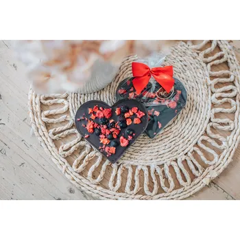 Čokoláda Srdce z hořké čokolády sypané lyofilizovaným ovocem 100g Kamila Chocolates