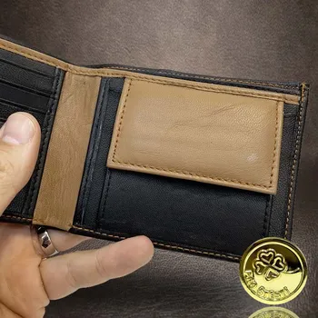 Peněženka Kombinace barev kůže a vlastní monogram v ceně peněženky Vyberte variantu: + ražba monogramu (A) Okrasně Monotype Cors. + Akce - zlatá mince Pro štěstí ZDARMA