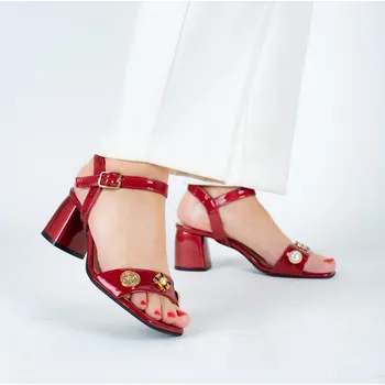 Dámské sandále Dámské červené lakované sandály na podpatku s ozdobnými medailonky Letizia Velikost: 39