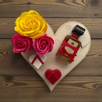 Dárkové srdce z březové překližky – bez textu nebo s vlastním textem, s mýdlovými růžemi, mýdly malina & kokos a likérem Disaronno Originale – 0,05 l, 28 % alkoholu (verze 2)