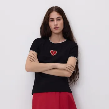 Dámské tričko Reserved - Tričko s aplikací srdce - černý - 366JO-99X - 366JO-99X-L