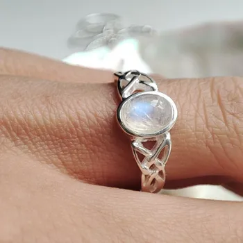 Prsten Prstýnkárna ÉIRE ovál Stříbrný prsten s duhovým měsíčním kamenem a keltským motivem AG 925 ≤ 2,1 g Velikost prstenu: 9 (59/60)