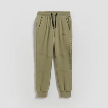 Dětská móda Reserved - Bavlněné kalhoty joggers - pudrově zelená - 464HK-97X - 464HK-97X-134