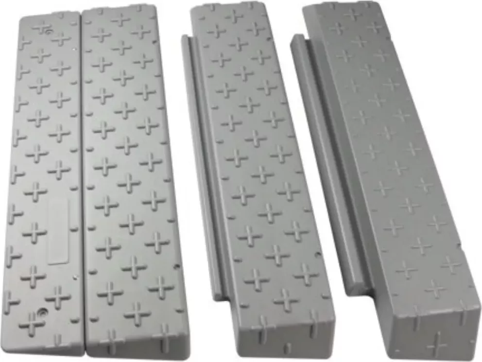 Šedá plastová nájezdová bezbariérové rampa k obrubníku APTR - 90 x 76 x 9,5 cm