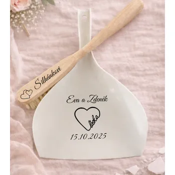 Personalizovaný smetáček a lopatka na svatbu se srdíčkama