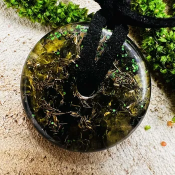 Přívěsek Orgonitový šperk / amulet / talisman s olivínem - unisex - pro regeneraci energie