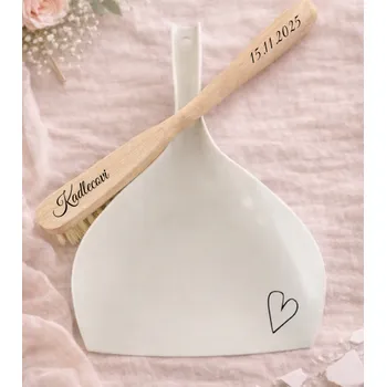 Personalizovaný smetáček a lopatka na svatbu se srdíčkem (příjmení a datum)