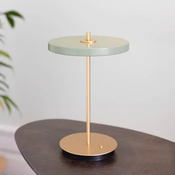 Osvětlení UMAGE LED stolní lampa na baterie Asteria Move olivově zelená/mosazná 31 cm - Podstavec - Ø 15 cm, výška 1,8 cm; výška stínidla 1,8 cm zelený 1 x 1,8 W LED - Doprava zdarma