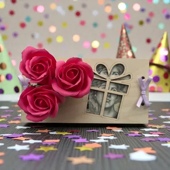 Obálka Narozeninová dřevěná obálka na peníze z březové překližky s růžovými mýdlovými růžemi a dekorativním motivem dárku