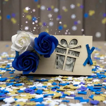 Obálka Narozeninová dřevěná obálka na peníze z březové překližky s modro-bílými mýdlovými růžemi a dekorativním motivem dárku