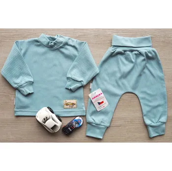 Kojenecká souprava AMÁLKA Bavlněná žebrovaná souprava, ledově zelená s autem Velikost: 68