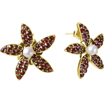 Náušnice Stříbrné náušnice s českým granátem a perlou, zlacené - květina Zapínání: balónek