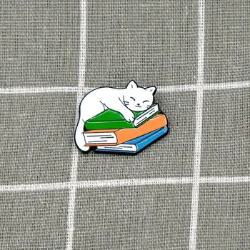 Pinarna.cz - Odznáček Bílá kočka spící na stohu knih