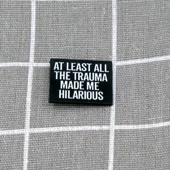 Pinarna.cz - Odznáček At least all the trauma made me hilarious / Alespoň mě všechna ta traumata udělala zabavným(ou)