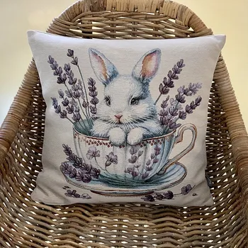 Dekorativní polštářek BYTEMA Gobelínový povlak na polštář ZAJÍC V PORCELÁNU 45 x 45 cm