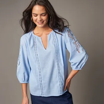 Dámská halenka Halenka se 7/8 rukávy a ažurovou výšivkou nebeská modrá 38