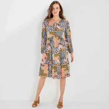 Dámská móda Rozšířené krátké šaty se širokými 3/4 rukávy a potiskem režná/karamelová 48